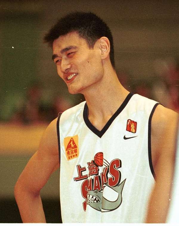 传奇之夜！19年前姚明季后赛狂轰35+24 一人打爆吉林内线